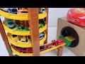 はたらくくるま おもちゃ☆色んな車のミニカーがくるくる走って穴に入る!The toy car zooms around in circles and goes into the hole!
