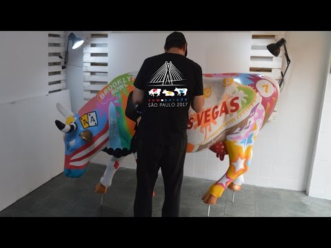 Artista Plástico pintando para a CowParade - Artista Brasileiro Lobo