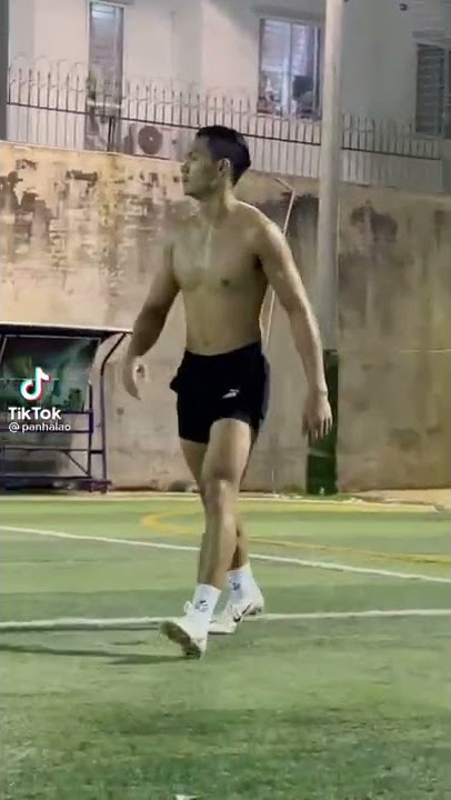 #viral cowok sexy telanjang dada main sepakbola.