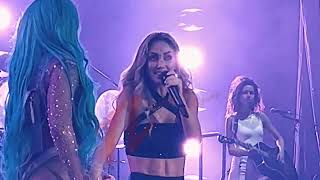 Karol G canta con Anahi en la Arena Ciudad de México