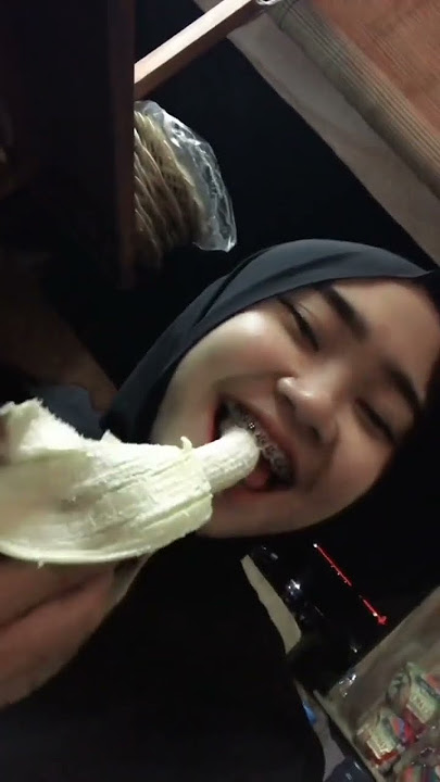 tutorial makan pisang yang baik😂