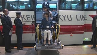丸川五輪相が羽田空港視察 リフト付きバスを試乗