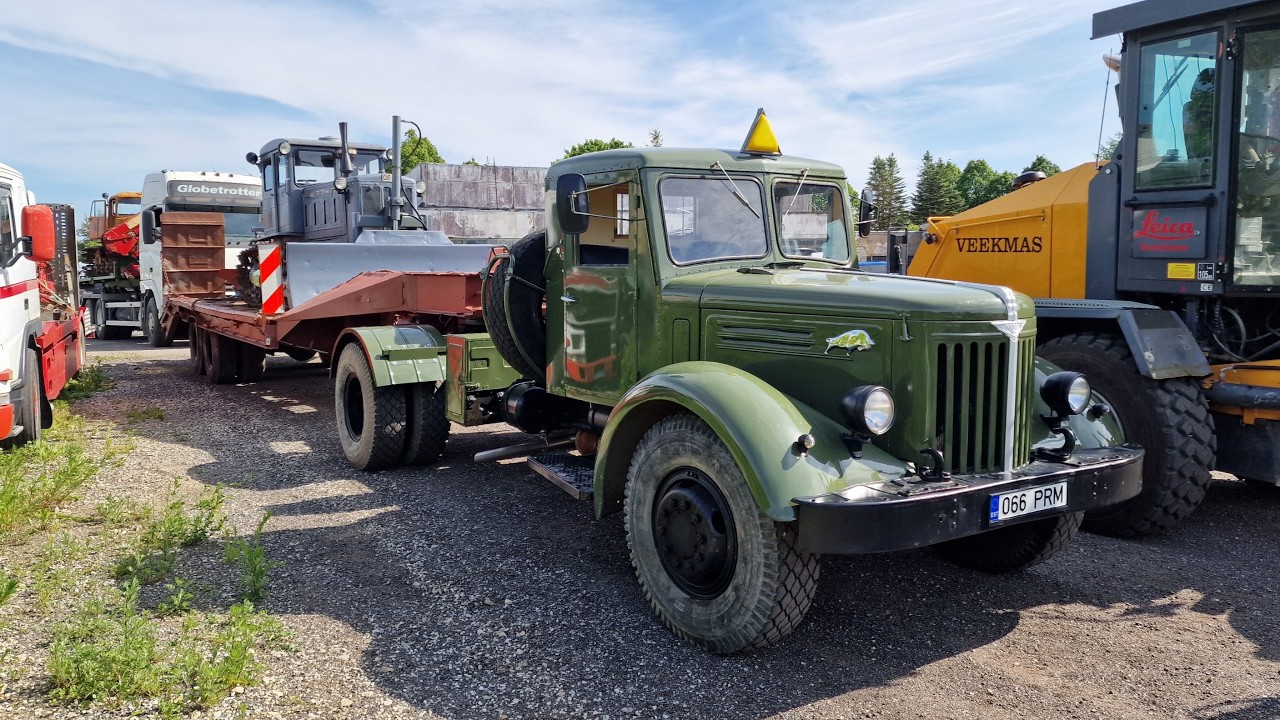 МАЗ-200П и трактор Т-74