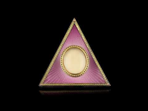MANNER OF FABERGE TWO-COLOUR GOLD MOUNTED & GUILLOCHE ENAMEL PHOTOGRAPH FRAME