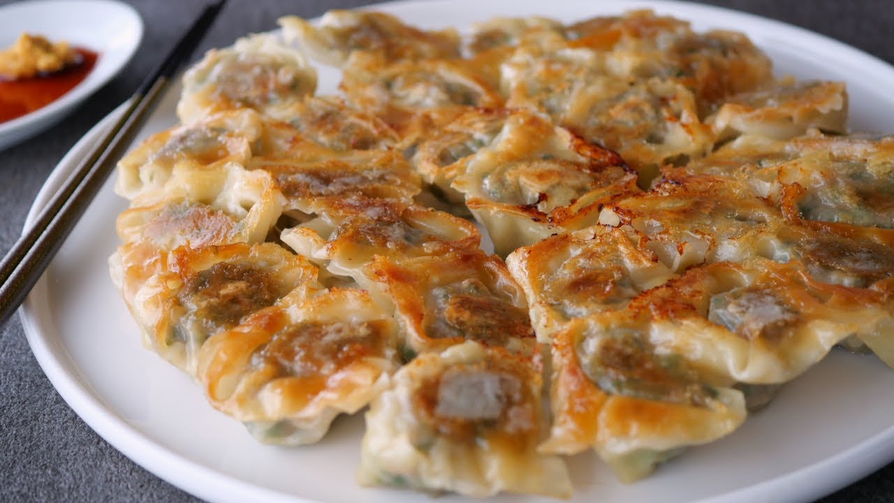 【カリカリの焼き目も絶品♡ワンタンの皮で作る一口餃子】「まるめし」1人で20個はぺろり | Gyoza made with wonton wrappers