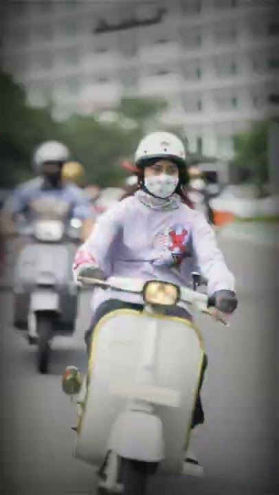 Story WA Sintya Marisca Naik Vespa