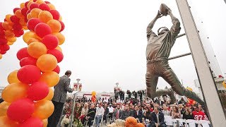 49ers Unveil 'The Catch' Statues Outside Levi's® Stadium