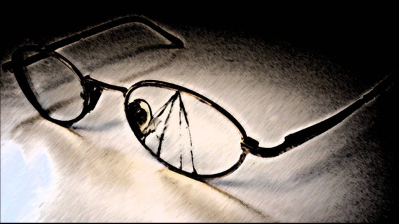 Разбитое очко. Разбитые очки. Треснутые очки. Очки с треснутым стеклом. Поломанные очки.