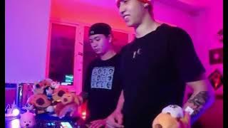 Can't Breakup Girl, Can't Breakaway Boy (feat. Jung In)