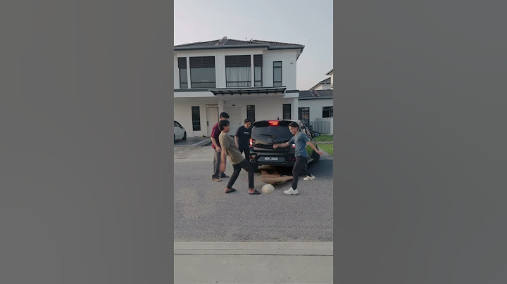 JANGAN MAIN BOLA TENGAH JALAN!!