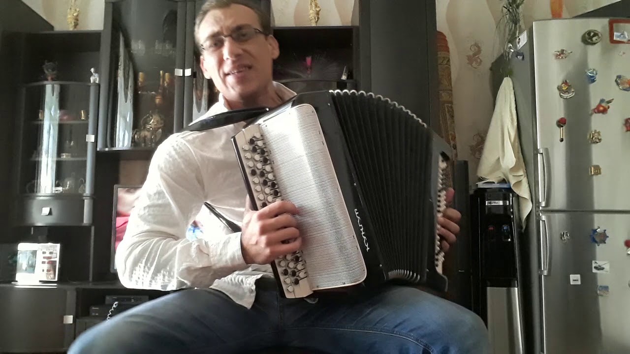 Цыган поет в машине