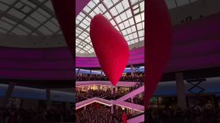 В московском торговом центре на день святого Валентина.