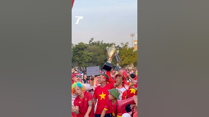 กองเชียร์เวียดนาม 🇻🇳 ถือถ้วยแชมป์ ASEAN CUP โชว์สกอร์ที่คาดว่าวันนี้จะเอาชนะ #ทีมชาติไทย 🇹🇭 1-0