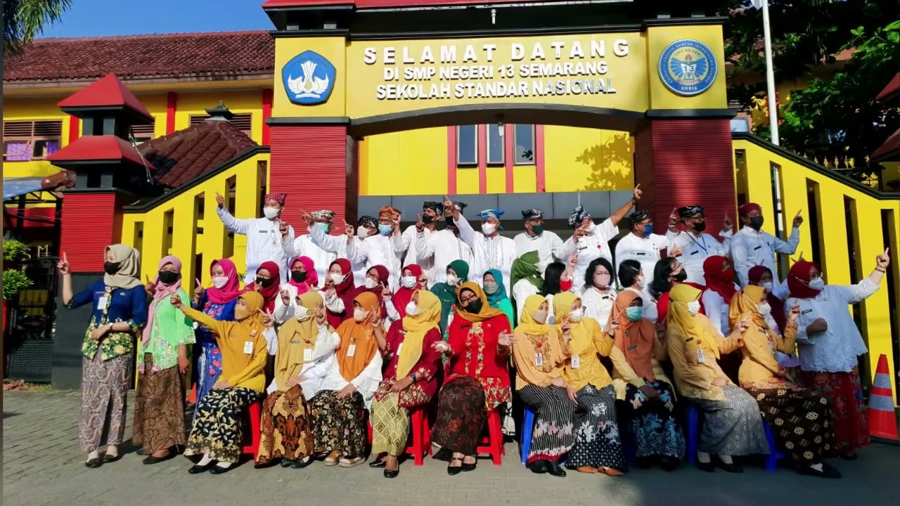 HARI KAMIS PERTAMA PAKAIAN ADAT SEMARANGAN | SMPN 13 SEMARANG - YouTube
