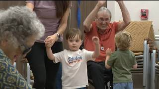 How a program brings toddlers and seniors together weekly
Groovin’ with Grandfriends is a free music therapy program from Perfect Harmony Health that brings young children and older adults together each week. How a program brings toddlers and seniors together weekly