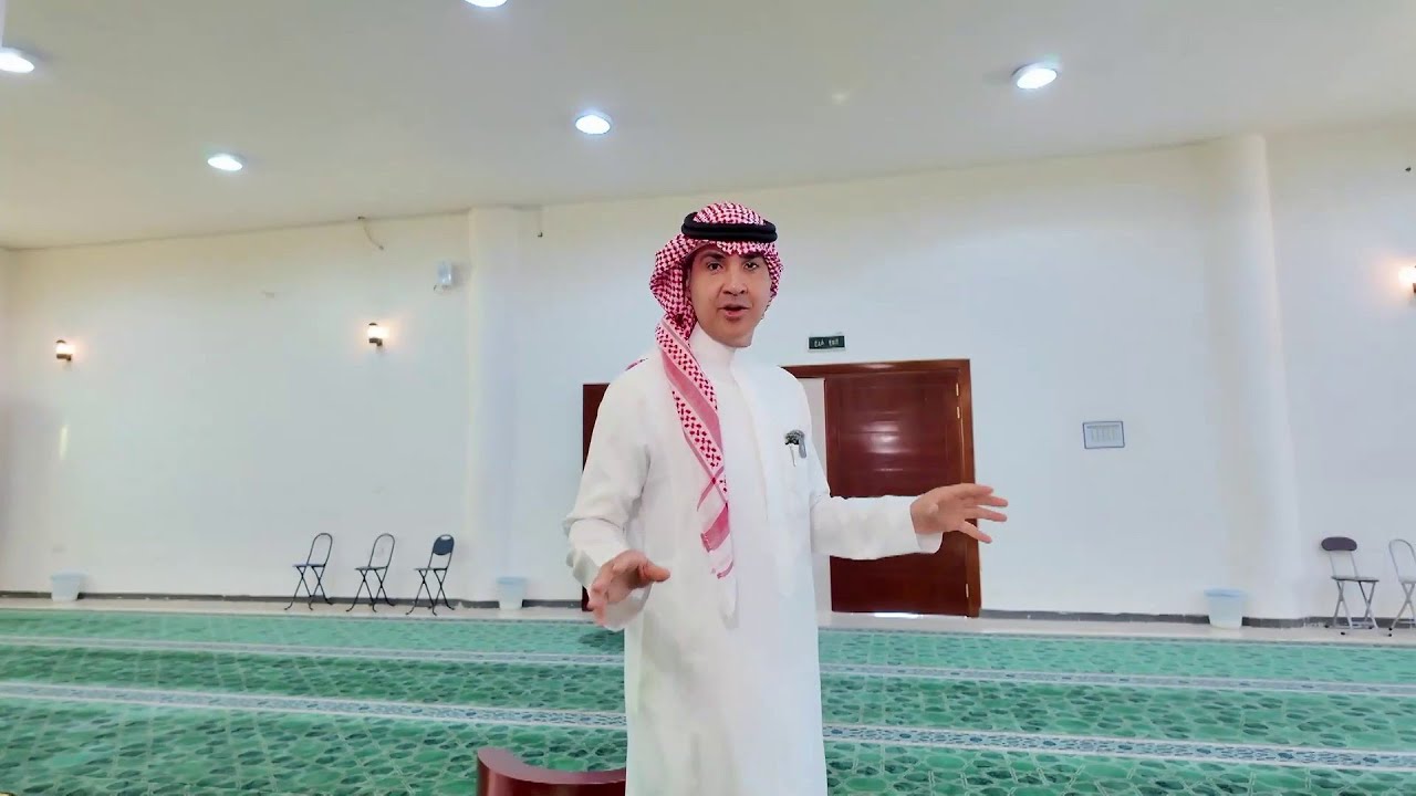 بواجهة زرقاء تخطف الأنظار.. تفاصيل معمارية مغايرة لمسجد على طريق المدينة-القصيم