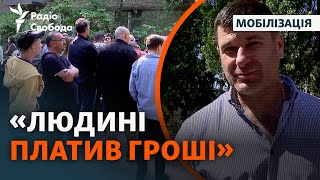 Мужчины обновляют данные в ТЦК и делятся опытом: очереди по несколько часов, повестки и бронь | Киев