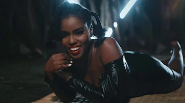 MzVee - Baddest Boss Ft Mugeez (Official Video)