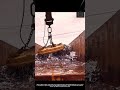 재활용 센터에서 전자석 크레인으로 고철을 이동시키는 방법 #worker #process #magnetcrane #scrap #heavyequipment