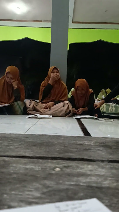santriwati yang lagi mengikuti akhir ujian#santri