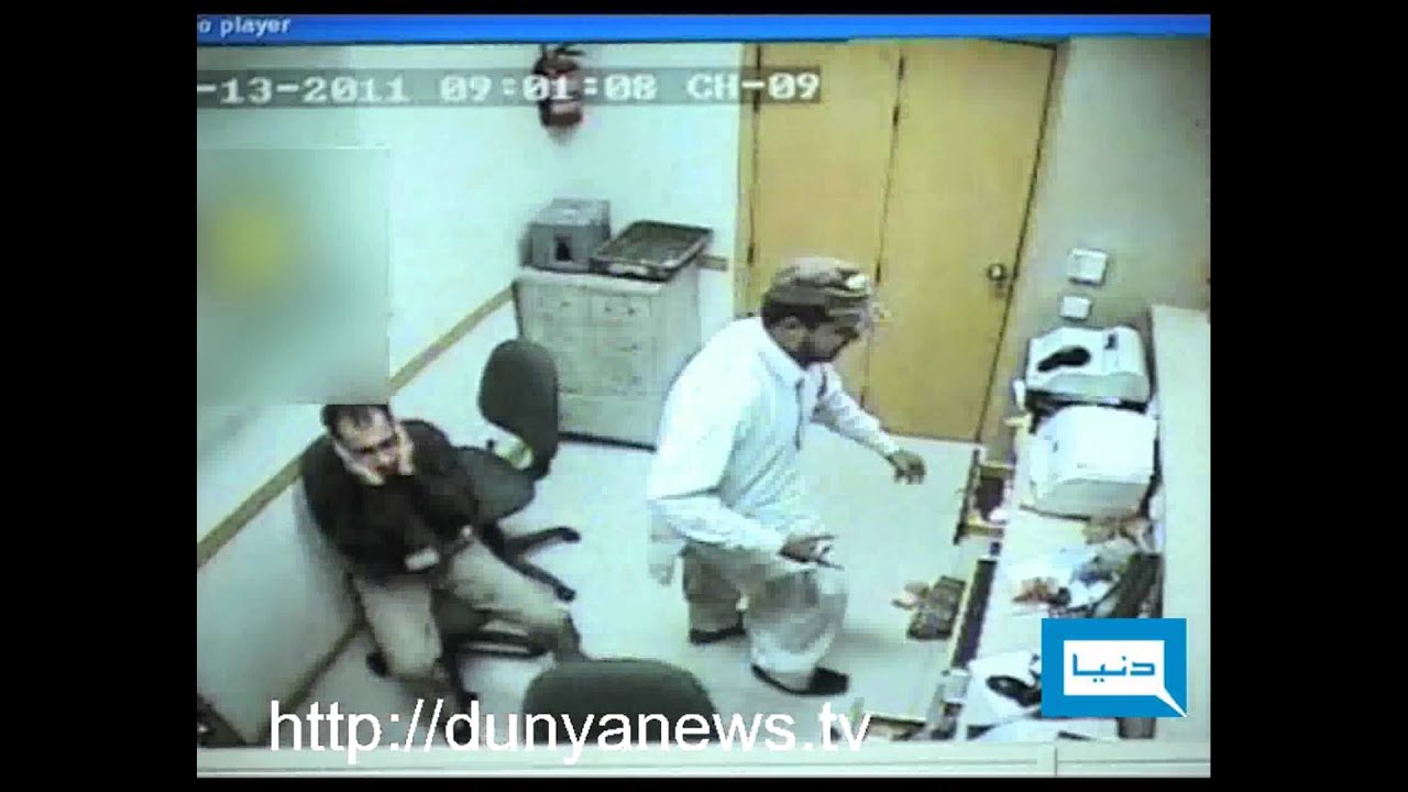 Dunya TV-13-12-2011-Karachi Bank Dacoity CCTV Footage
