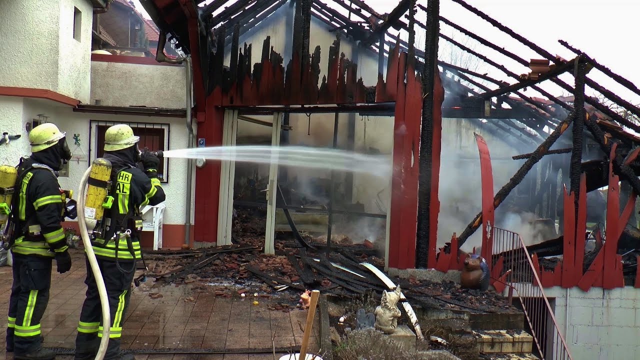 Vollbrand einer Garage - Feuerwehr verhindert Übergreifen in Pfinztal/Berghausen am 20.03.2016