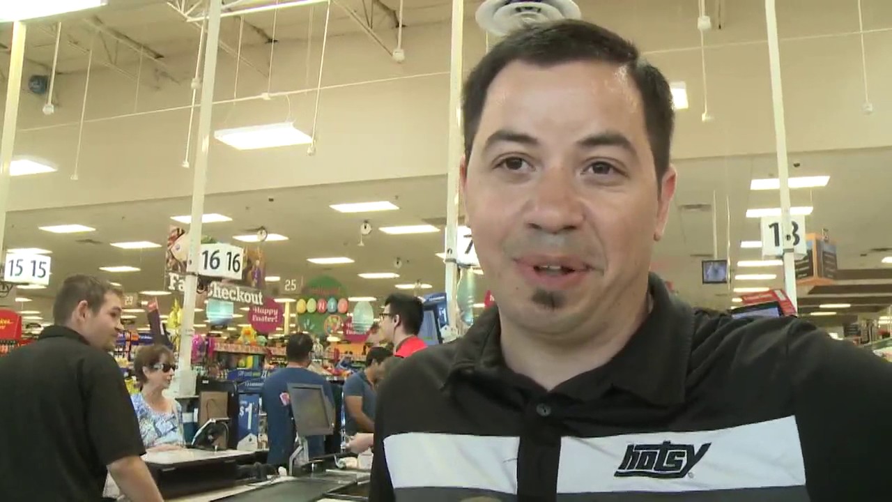 Grocery baggers at Fry's paying it forward YouTube