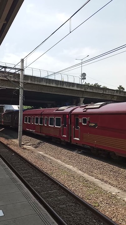 Kereta api java priority melintas langsung - YouTube