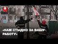Люди в спецодежде снимают флаг на пересечении Орловской-Карастояновой 31 января