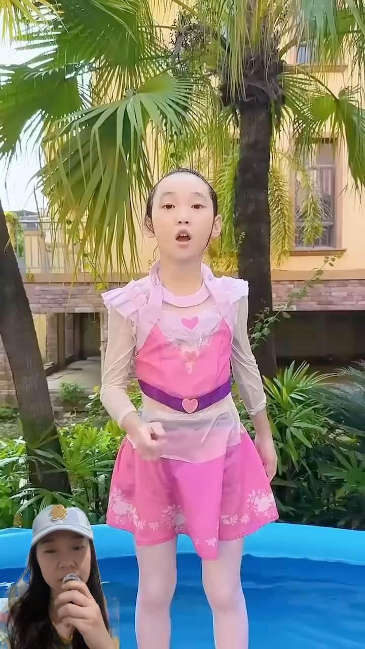 KOLAM RENANG DI PIPISIN, ADEK LANGSUNG LONCAT MASUK !
