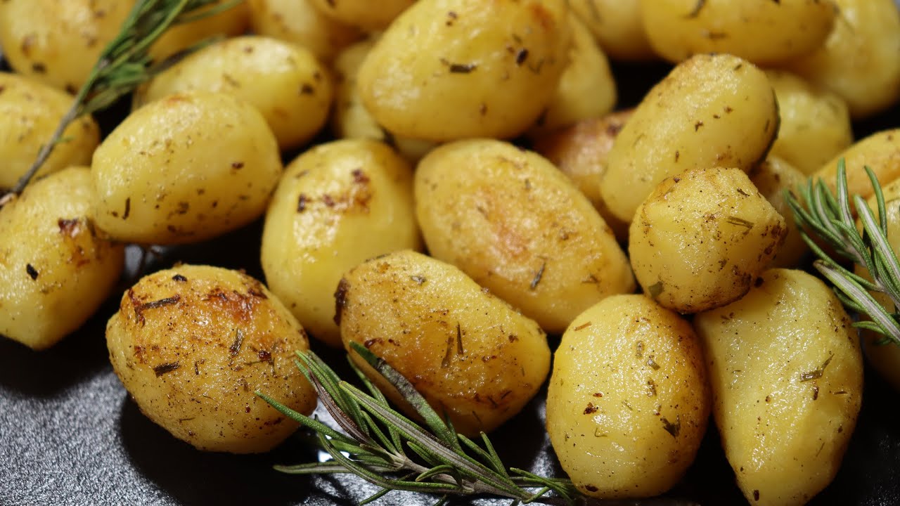 Crispy Garlic Roasted Potatoes - Cafe Delites