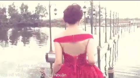 Ngất ngây với váy cưới đỏ bồng bềnh đầy quyến rũ