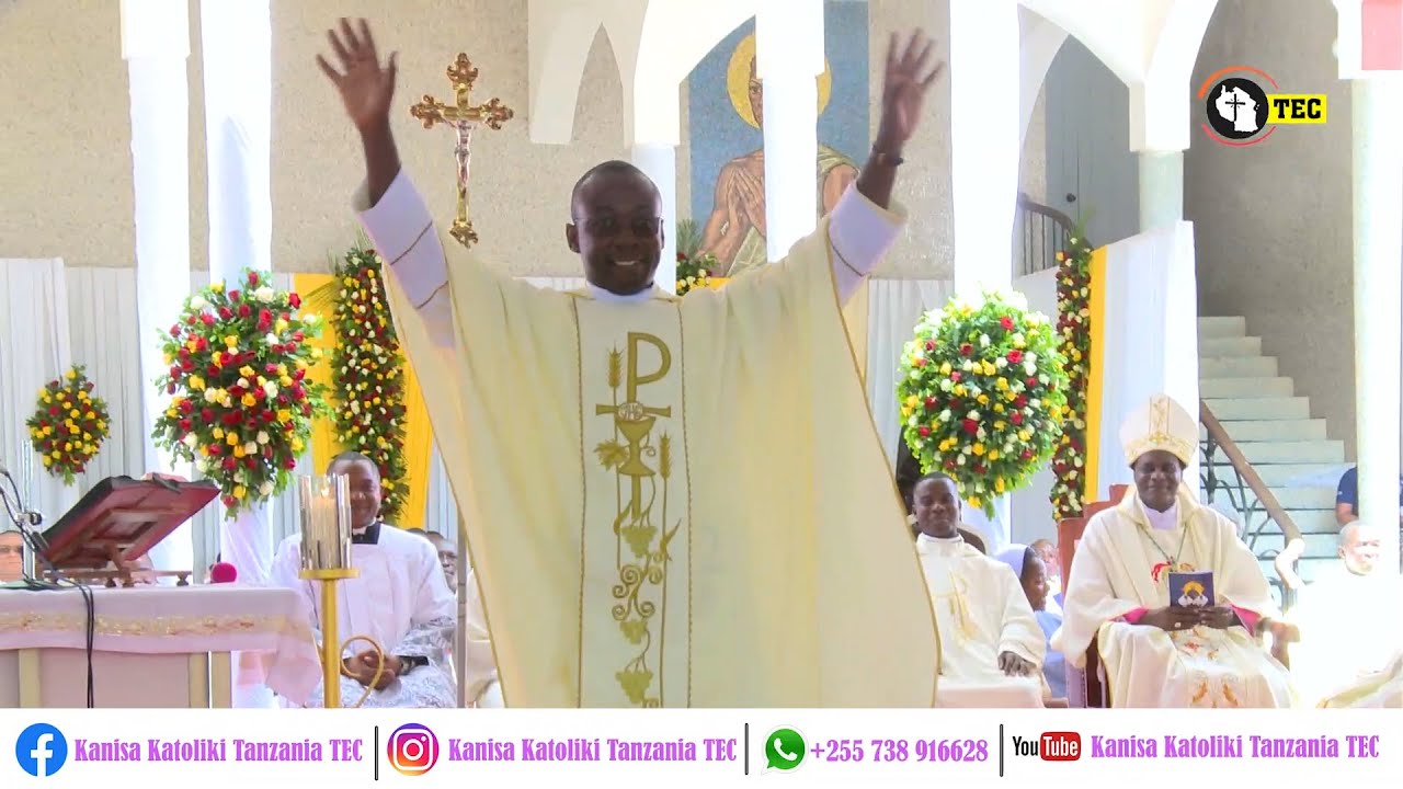 ASKOFU RUWA'ICHI AMTAMBULISHA PADRE WA KWANZA KUTOKA KISIWA CHA MAFIA,WAAMINI WASHANGILIA