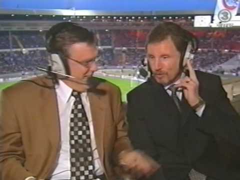 Wembley den 22 september 1999. AIK:s avstÃ¤ngde trÃ¤nare Stuart Baxter, delar med sig av sina tankar infÃ¶r matchen mot Arsenal. Medverkar gÃ¶r ocksÃ¥ Andreas Andersson, Mattias Asper och Daniel TjernstrÃ¶m.