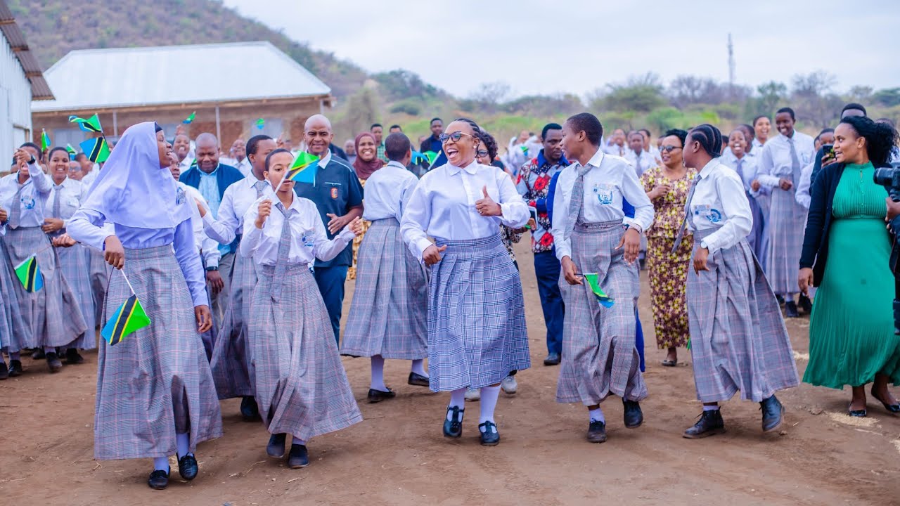 AMAZING: RC SENDIGA ATINGA MANYARA GIRLS SCHOOL NA SARE YA WANAFUNZI