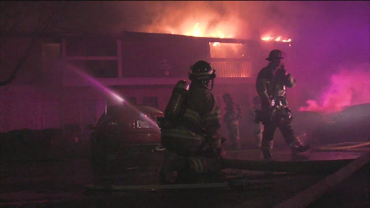 Fire destroys south Tulsa apartments - YouTube