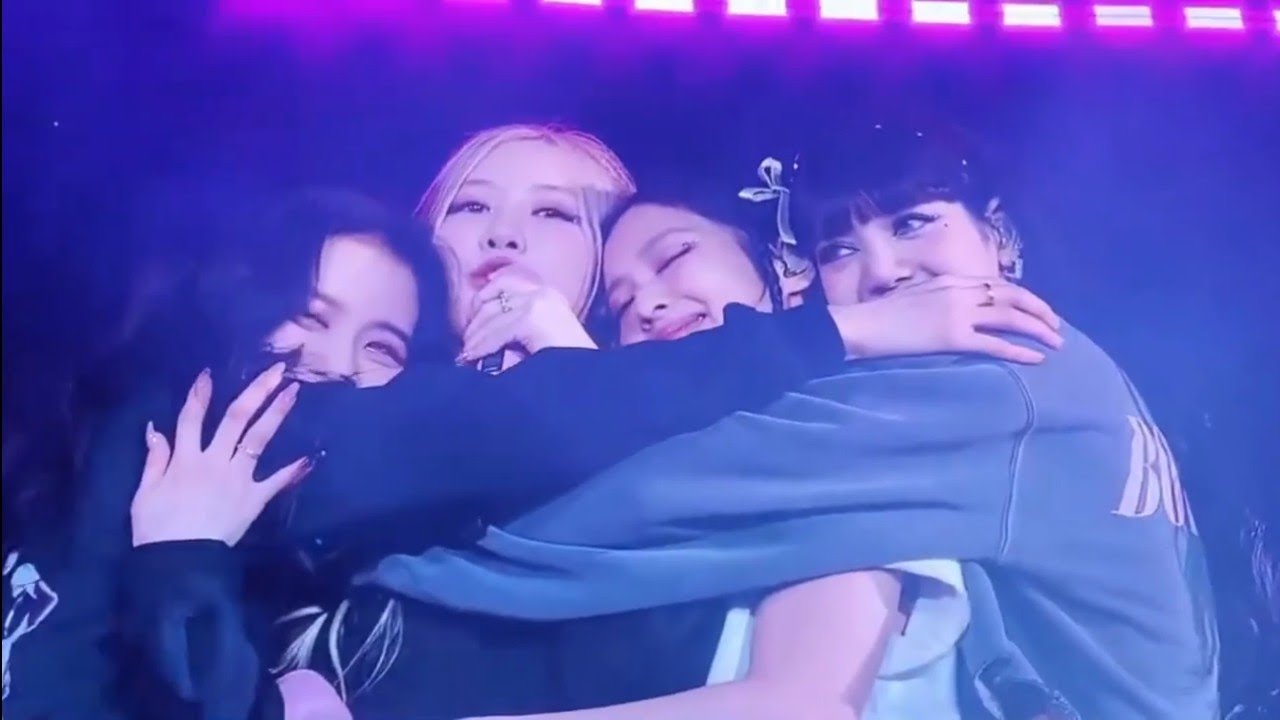 BLACKPINK Cute Moments in LA Concert - YouTube