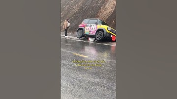 Chị đang đi tự nhiên cái cột mọc lên cản đường 😂 #giaothong #ninja #phunu #haihuoc #vuive #vuinhon