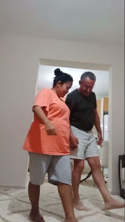 di ajarin gerakan langkah kaki tarian halay khas Turki...di dapur juga jadi dehhh wkwkwkwkkwkkw😊😅😁