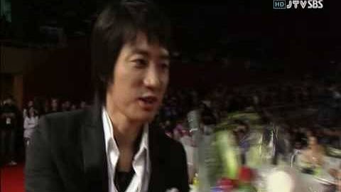 Baeksang 2009 - Yoon Eun Hye presenting Top Excellence Award [2/3]