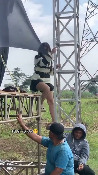 Artis Terlambat Panjat Tiang Panggung #dj #remix #joget #dance #cover #karnaval #djtanti #feedshorts