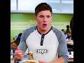 Al chico le pareció que la comida de hoy estaba especialmente rica #peliculas #film