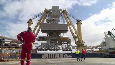 Jumbo Kinetic lifts and ships 1500t reclaimer from Fremantle to Port Kembla Coal Terminal