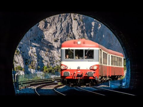 Partez  la poursuite de lautorail historique de la SNCF sur le chemin de fer de la ligne des Alpes