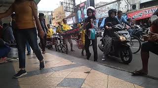 Viral!!! Pengamen jalanan bikin heboh para pengunjung Toserba Tasikmalaya😱