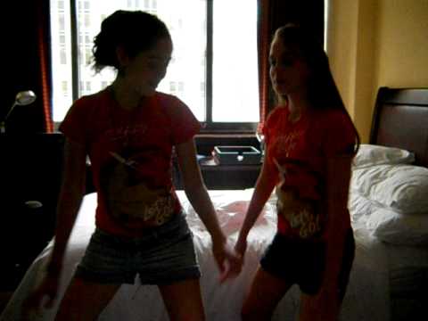 Camila e Melina dancando Funk.AVI