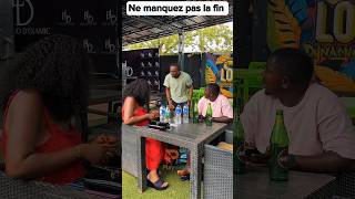 Ce diplômé devenu serveur a ému tout le restaurant #leçonsdevie #histoire #shorts