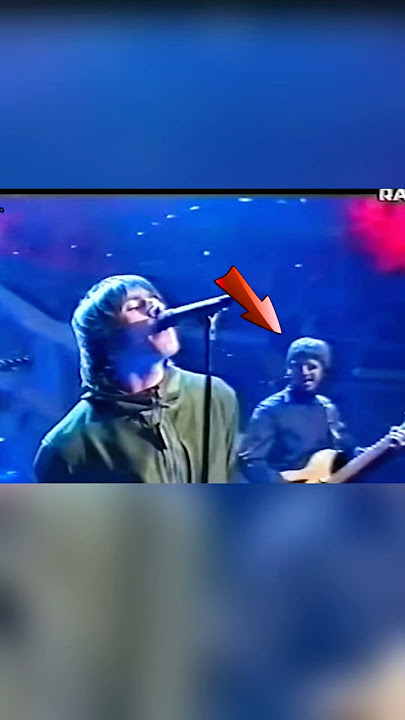 Noel Gallagher laughing at Liam Gallagher at Oasis concert #oasis #liamgallagher