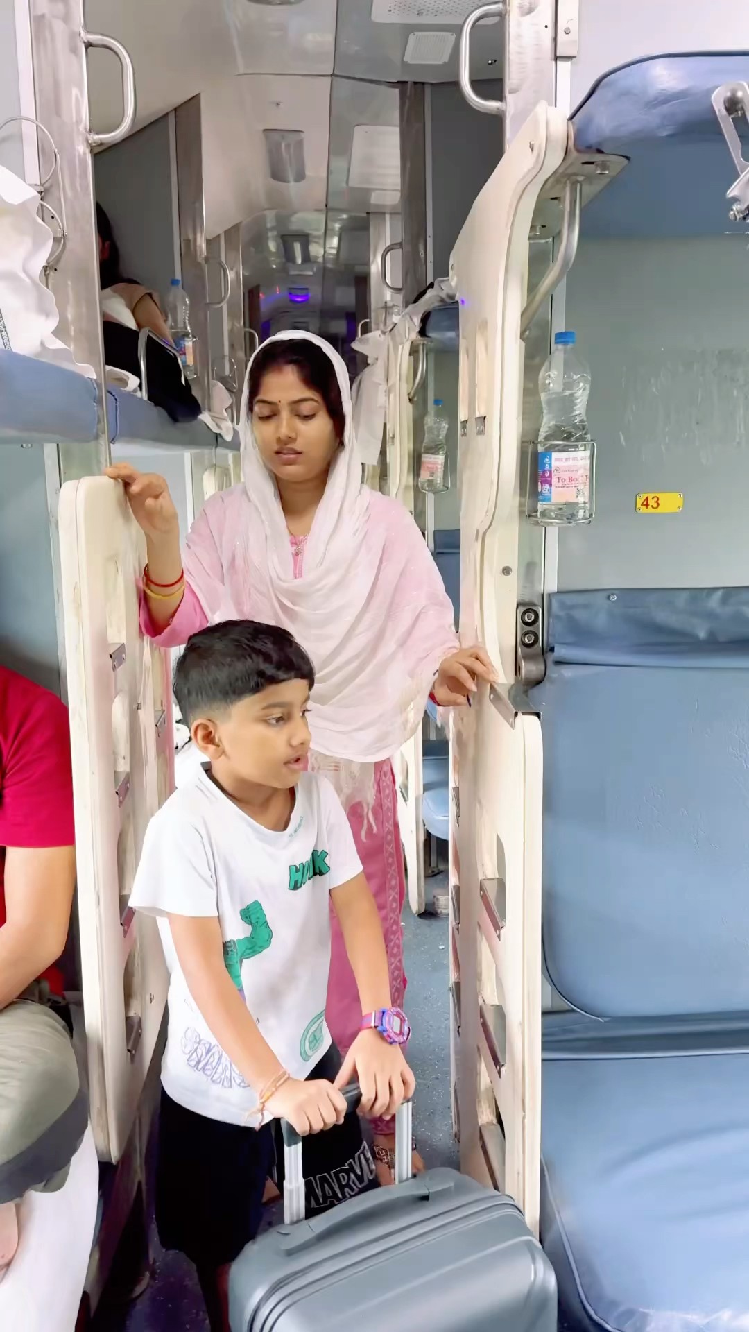Anant ne kiya Mumma ko train me pareshan ?