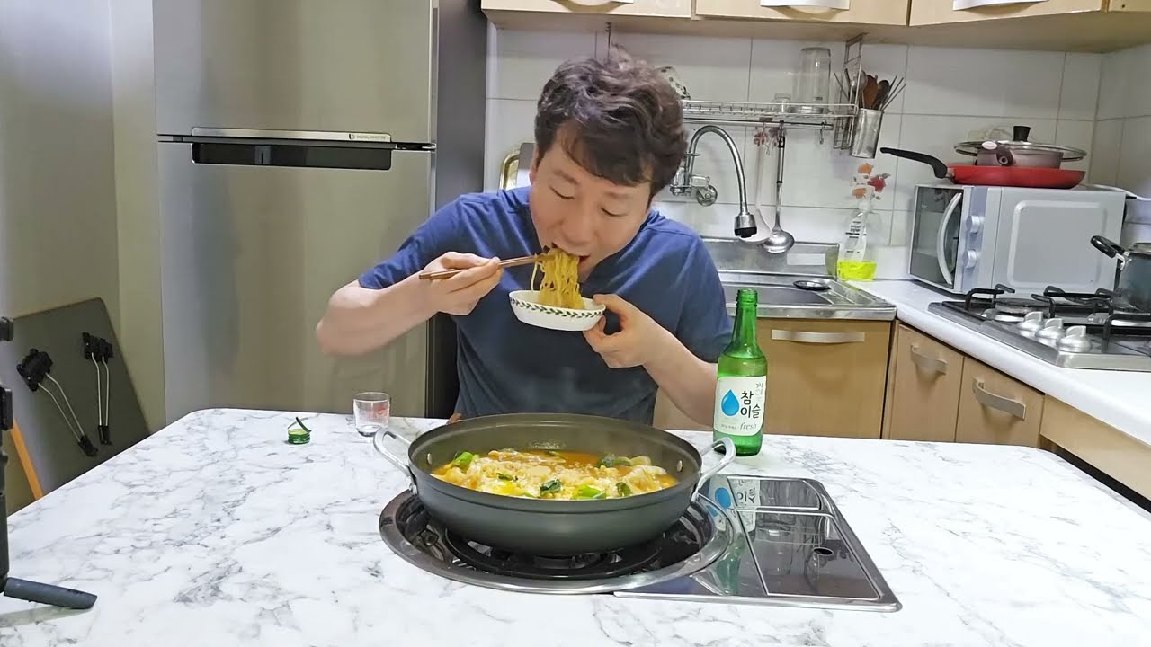 퇴근 후 손 하나 까딱하기 싫은 날 떡만두라면 하나  딸랑 놓고 소주 한잔으로 한주 마무리하는 40대 직장인의 하루.